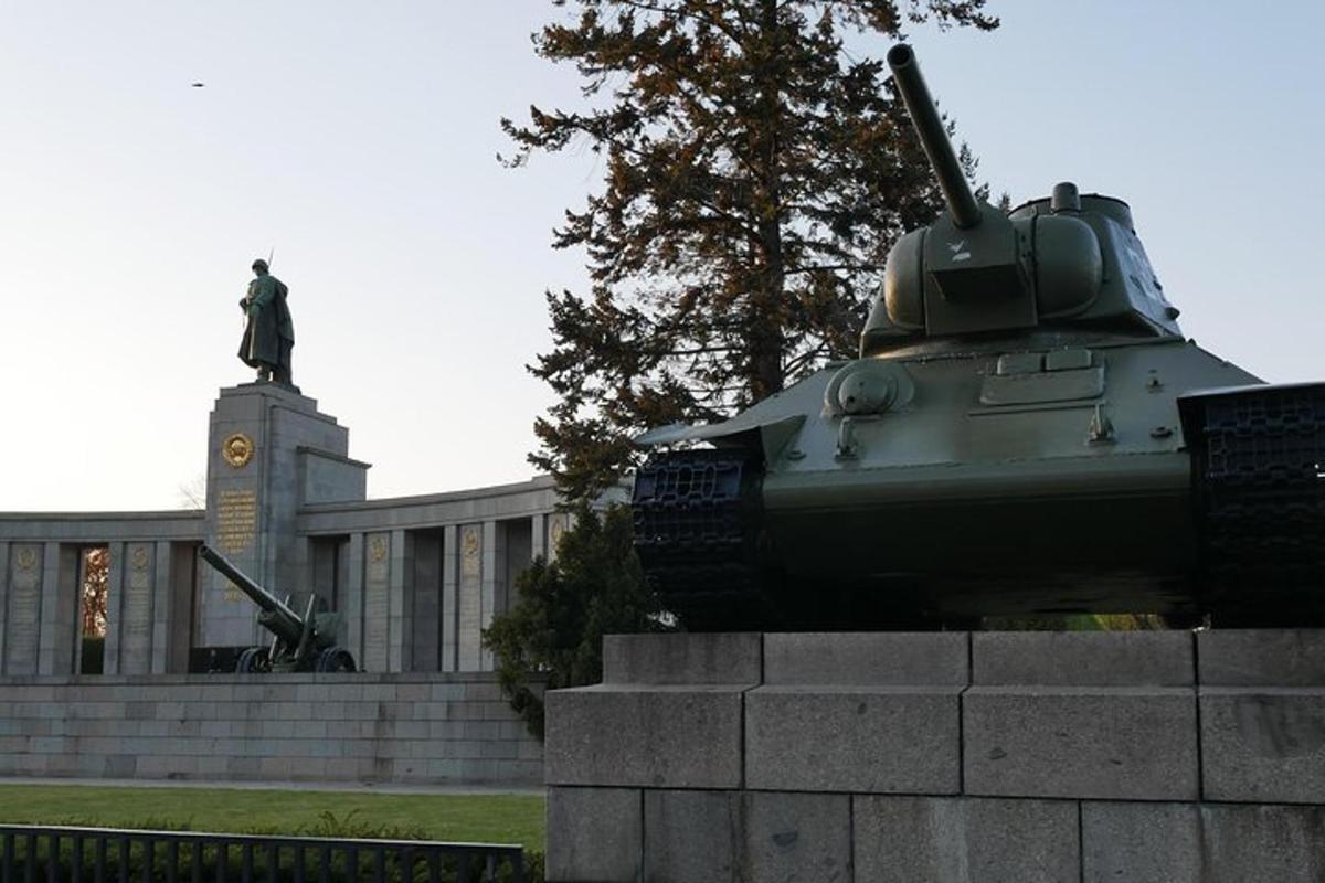 建物の前の戦車の像