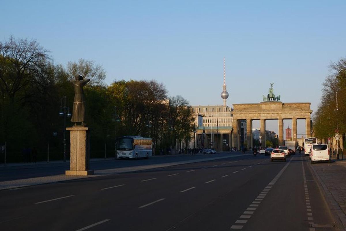 egy utca, amelynek szélén szobor áll