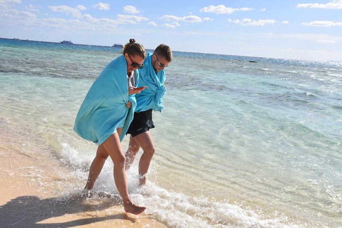 две женщины гуляют в воде на пляже