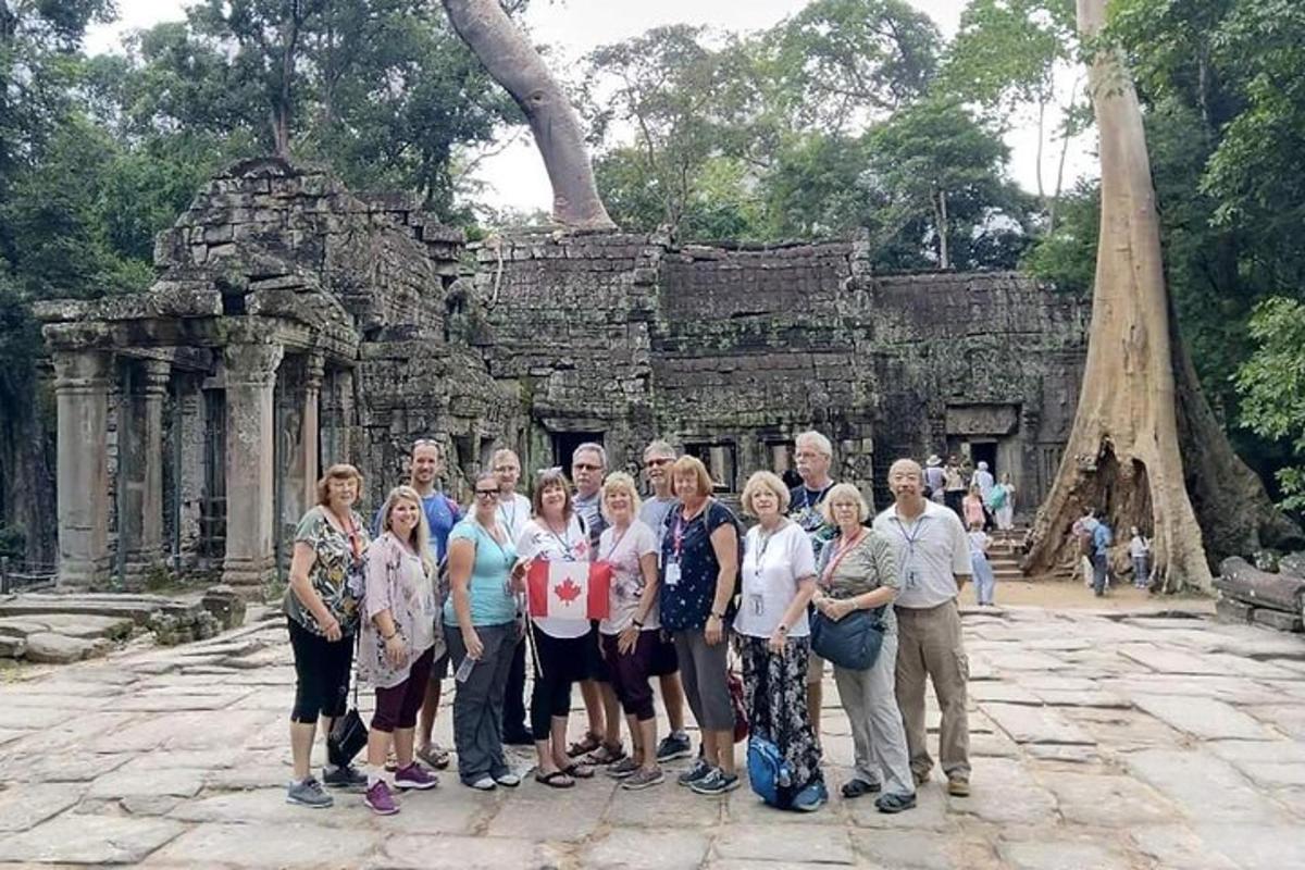 eine Gruppe von Menschen steht vor einem Tempel