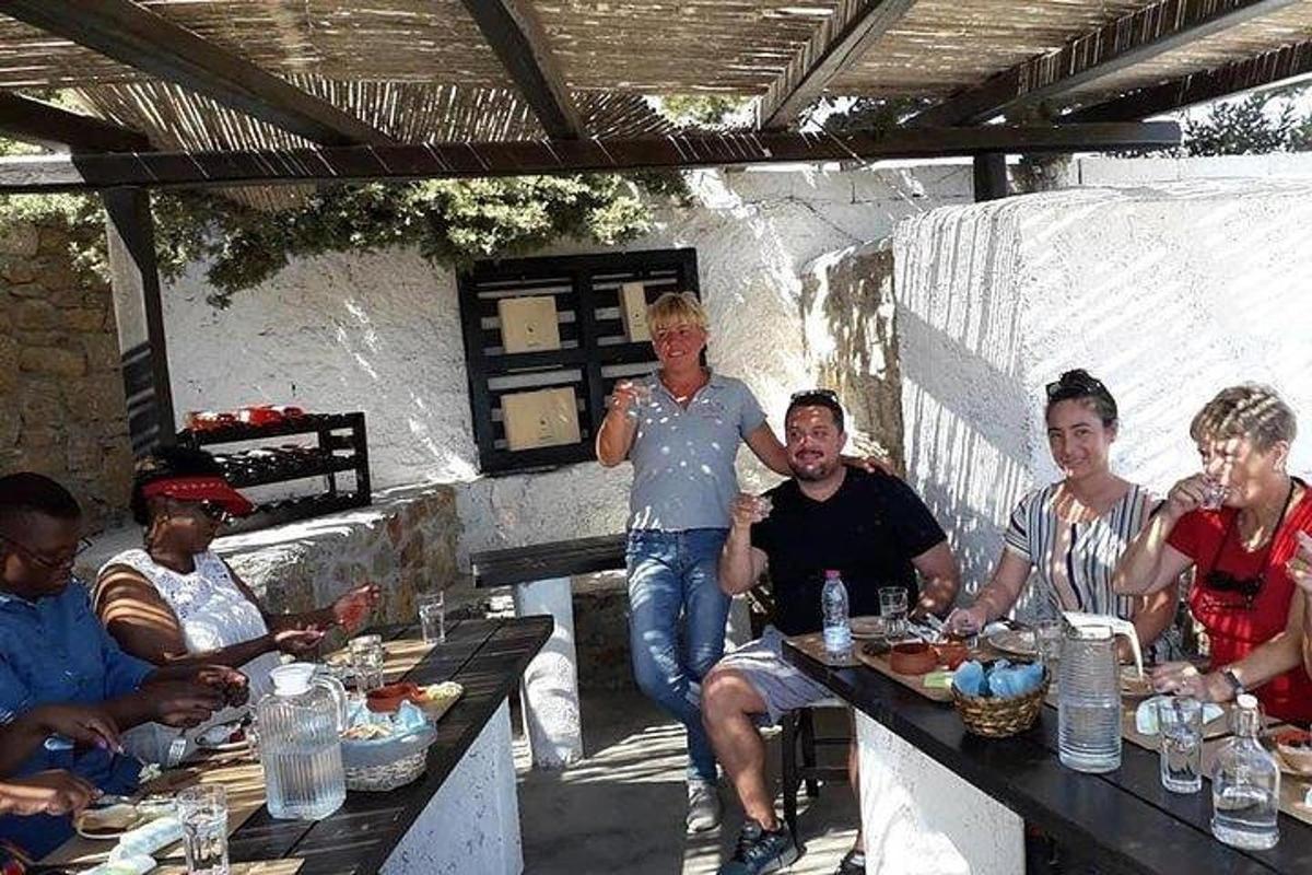 skupina ljudi, ki sedijo okoli mize