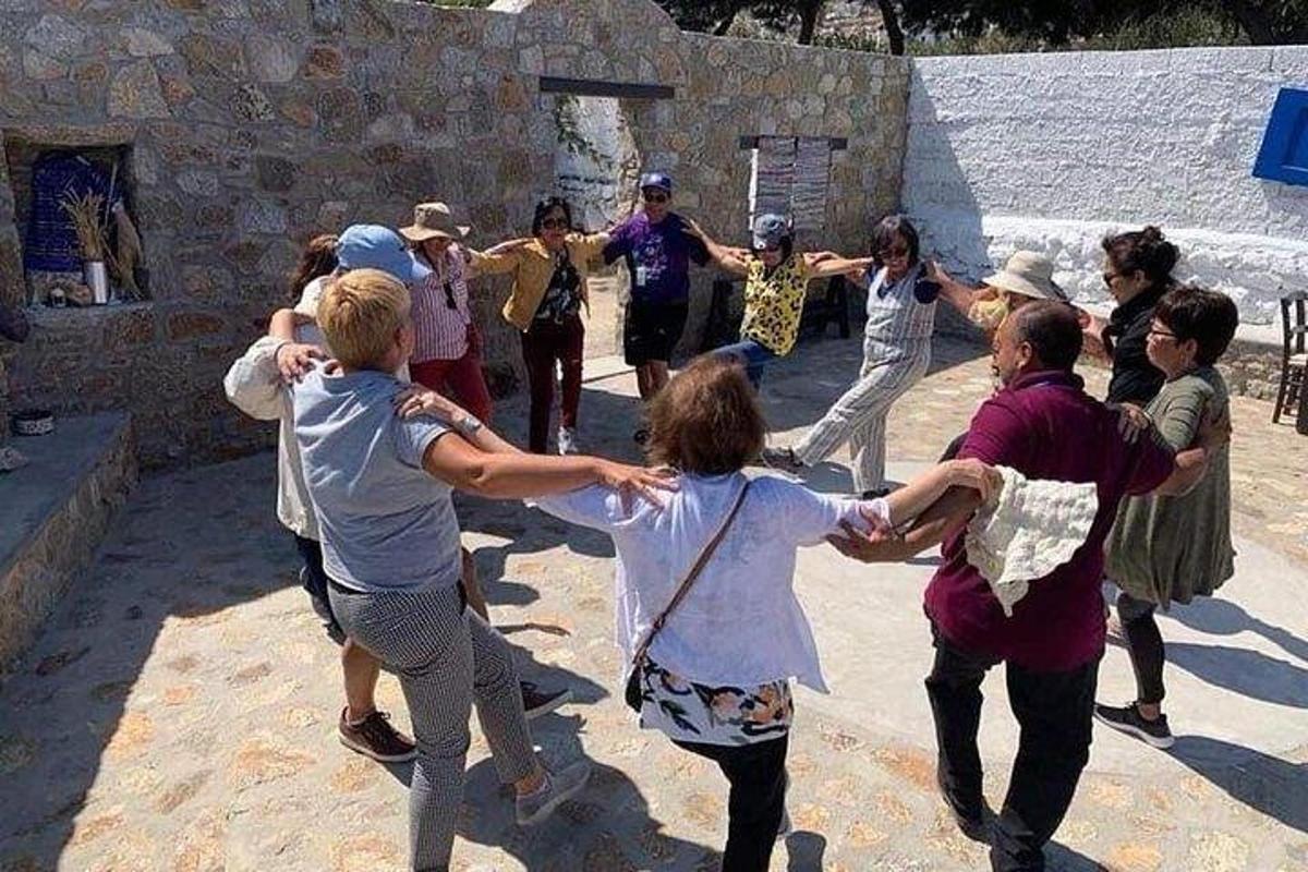 hópur fólks að dansa fyrir framan byggingu