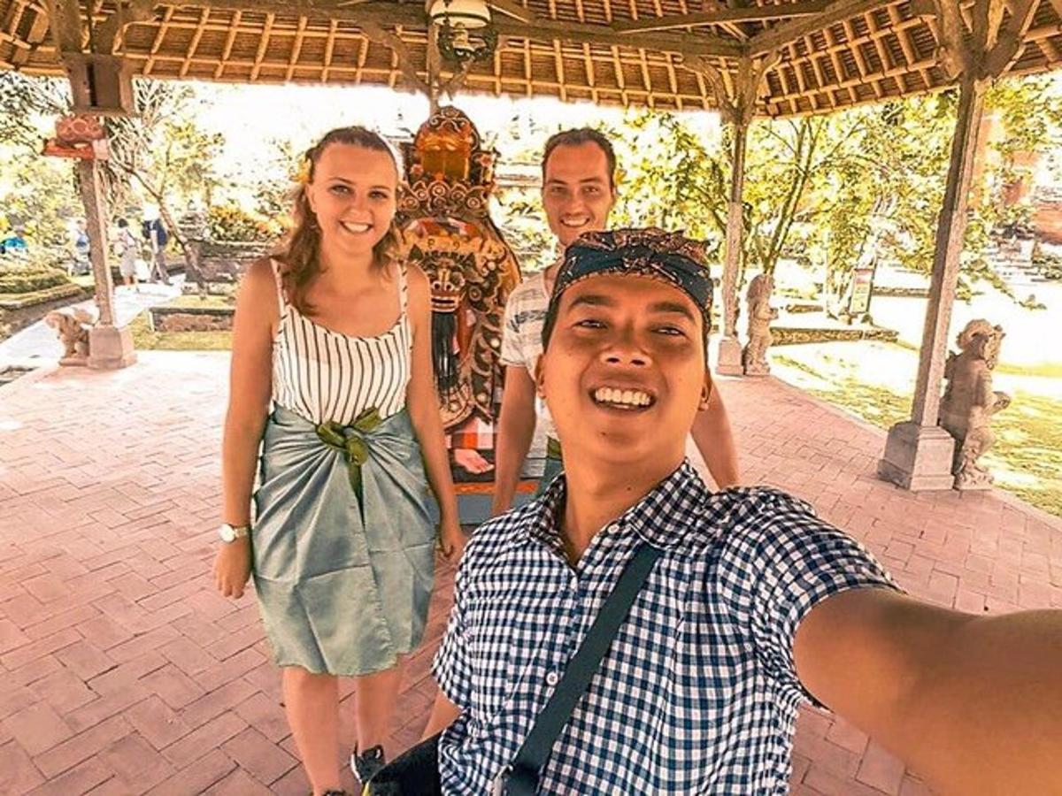 skupina tří lidí pózujících pro fotografii