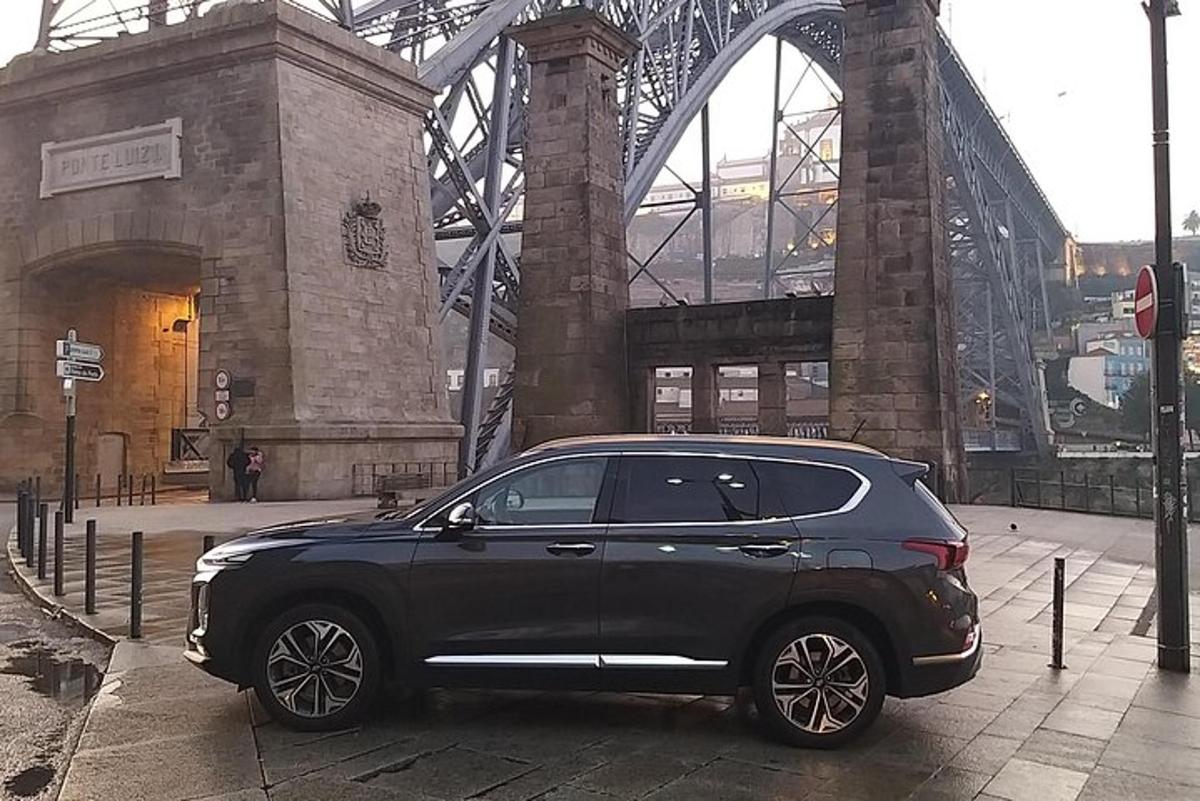 sebuah mobil hitam terparkir di depan jembatan