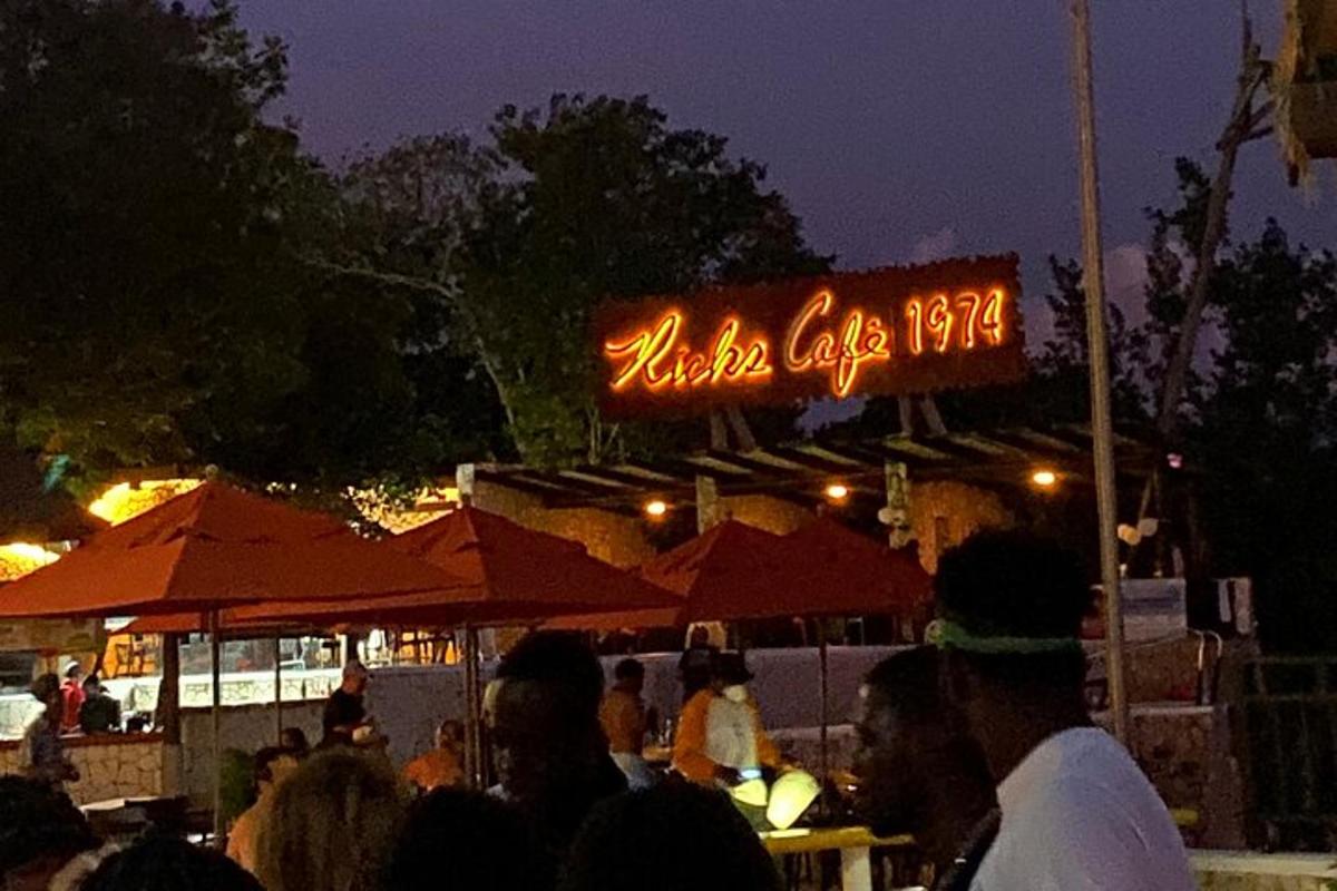 Un grupo de personas sentadas en un restaurante por la noche.