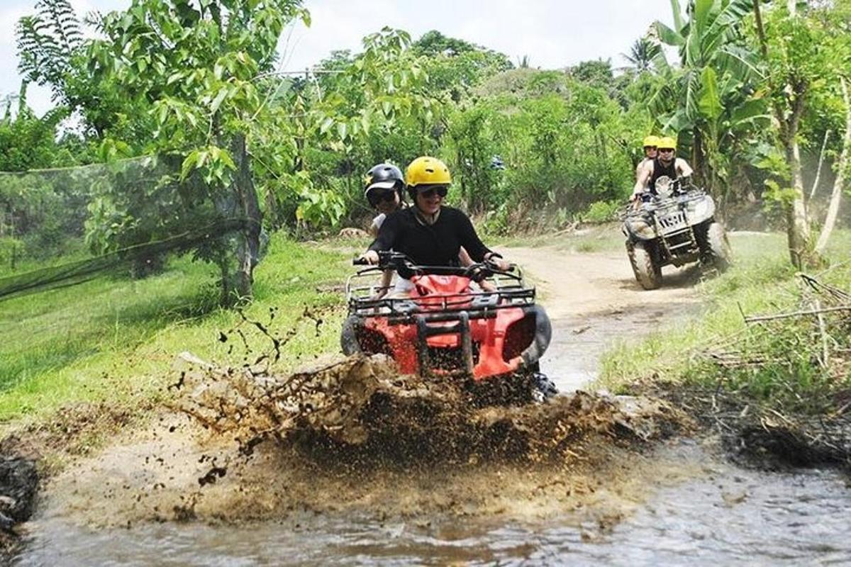 sekumpulan orang menunggang atv menyusuri jalan tanah