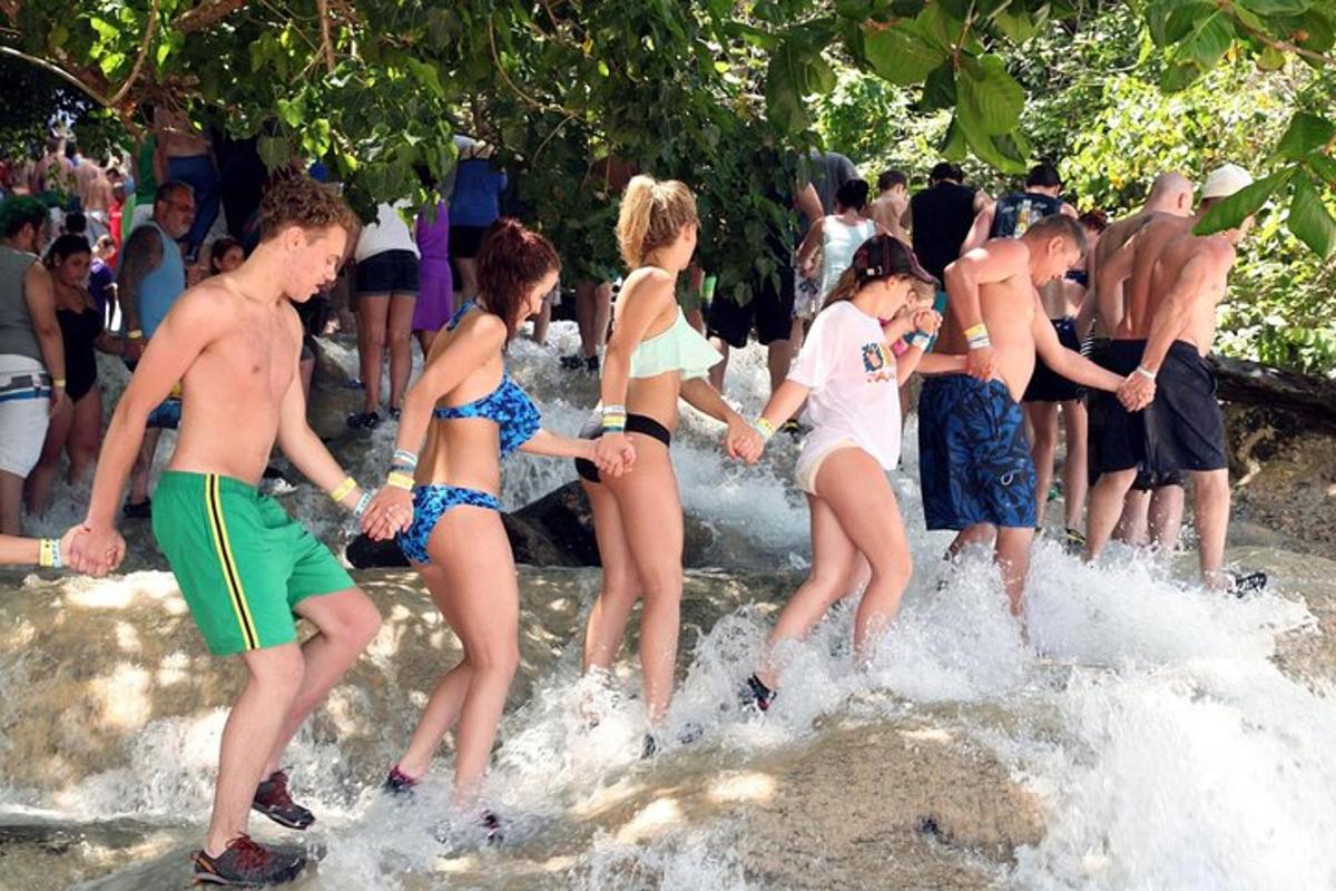 eine Gruppe von Menschen spielt im Wasser