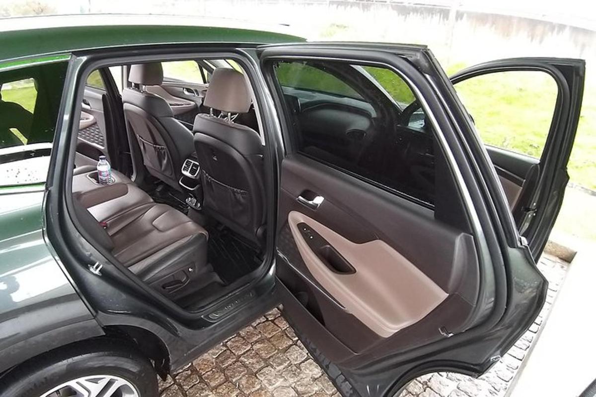 zelen avto z odprtimi vrati in sedeži