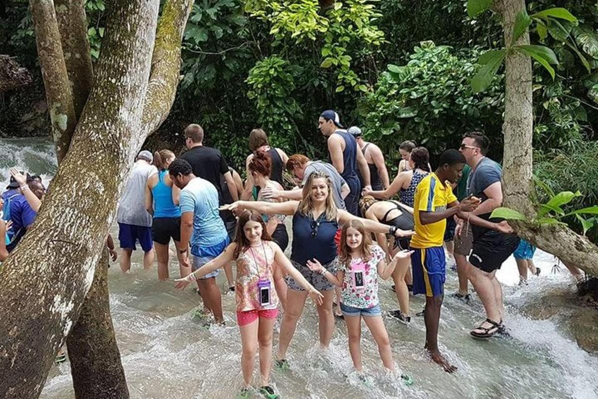 eine Gruppe von Menschen steht in einem Fluss