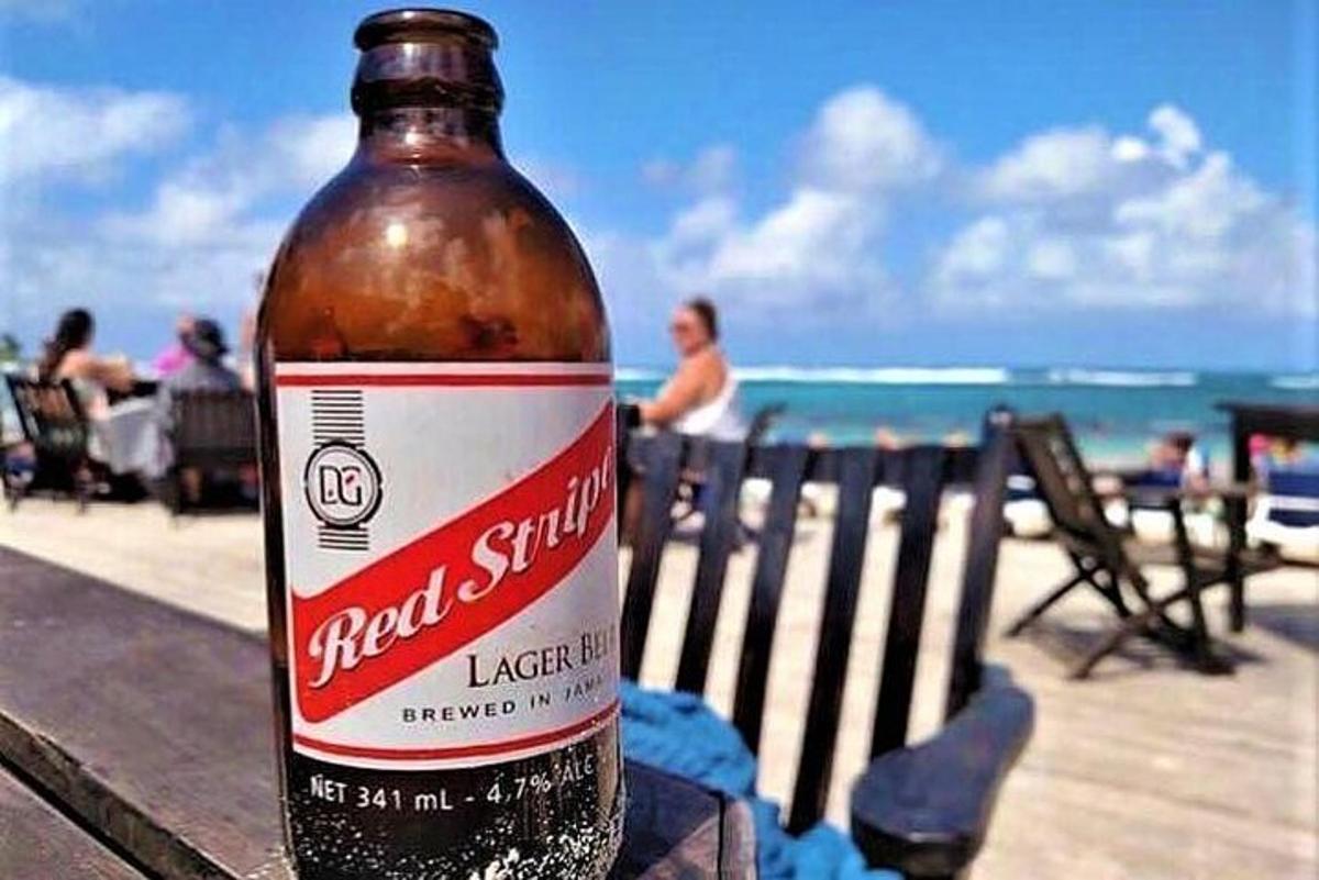 egy üveg sör egy asztalon a strand közelében