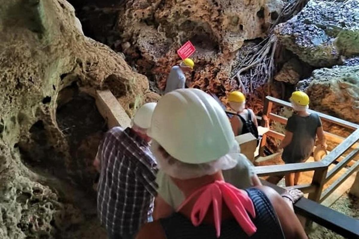 een groep mensen met helmen die naar een tunnel kijken