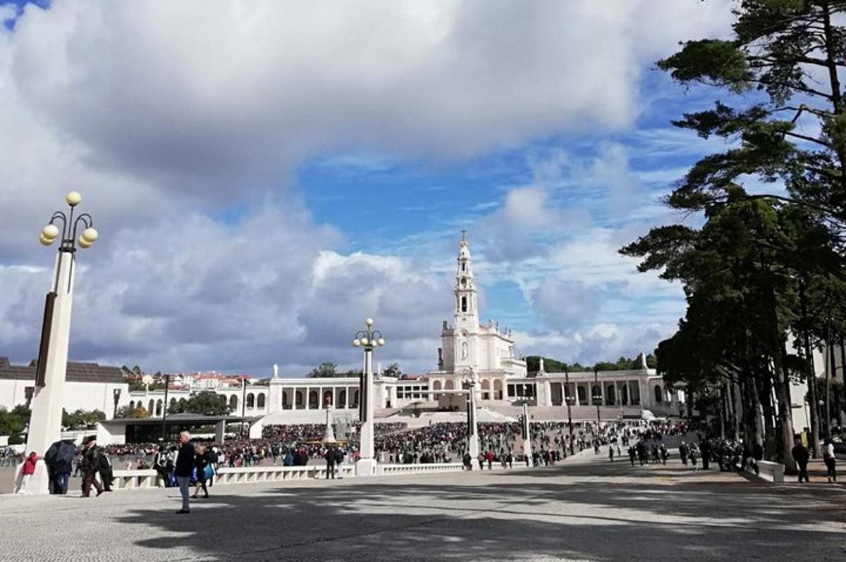 o clădire mare și albă, prin fața căreia se plimbă oameni