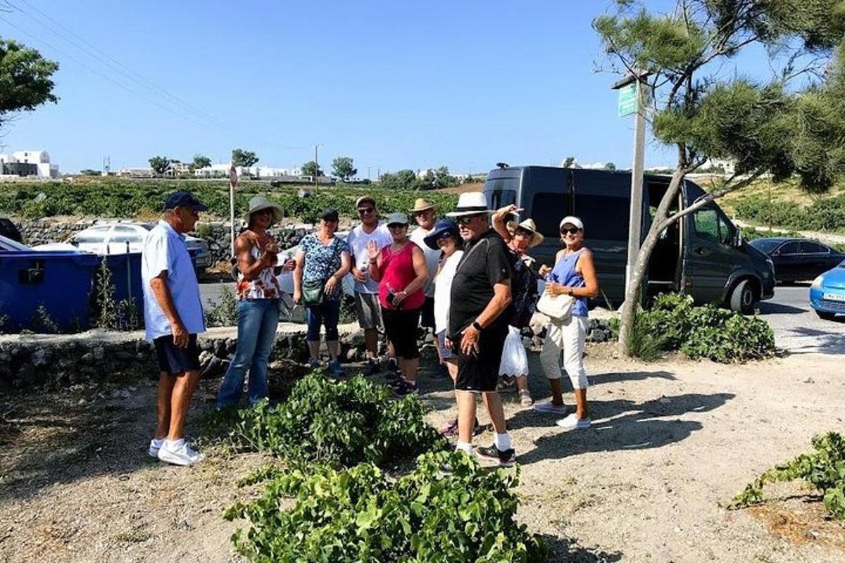 un grup de oameni care stăteau într-o parcare