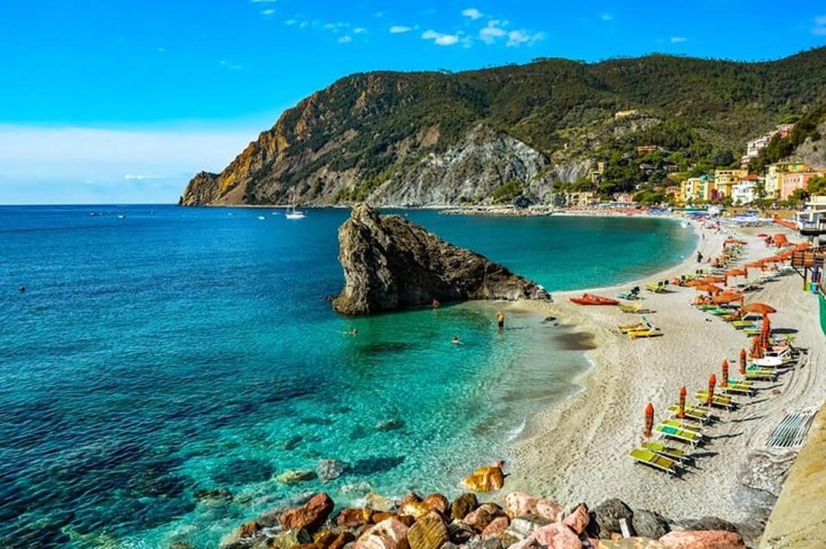 o plajă cu șezlonguri și oameni pe apă