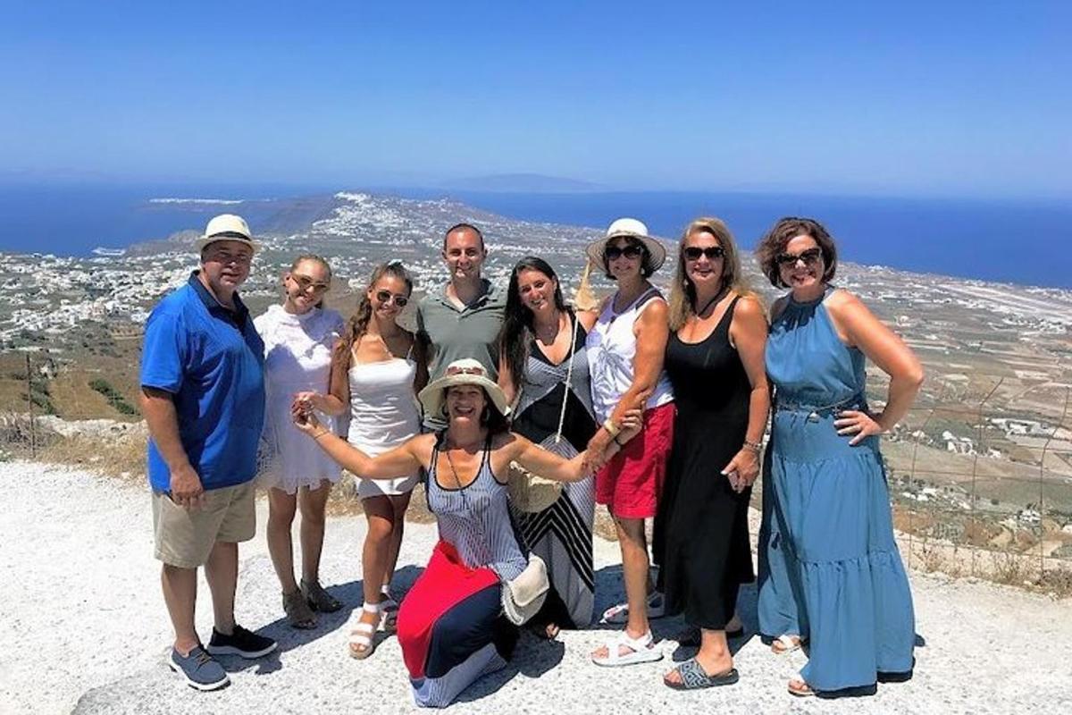 Un grupo de personas posando para una foto en una montaña.