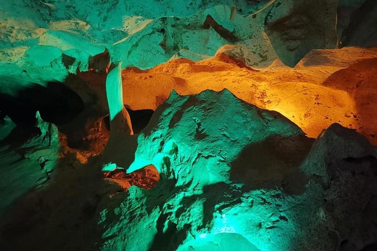 Una vista aérea de un volcán con verde y naranja.