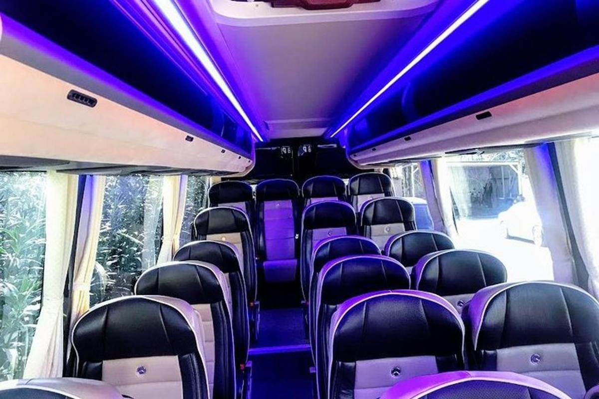 ein leerer Bus mit lila Sitzen in einem Bus