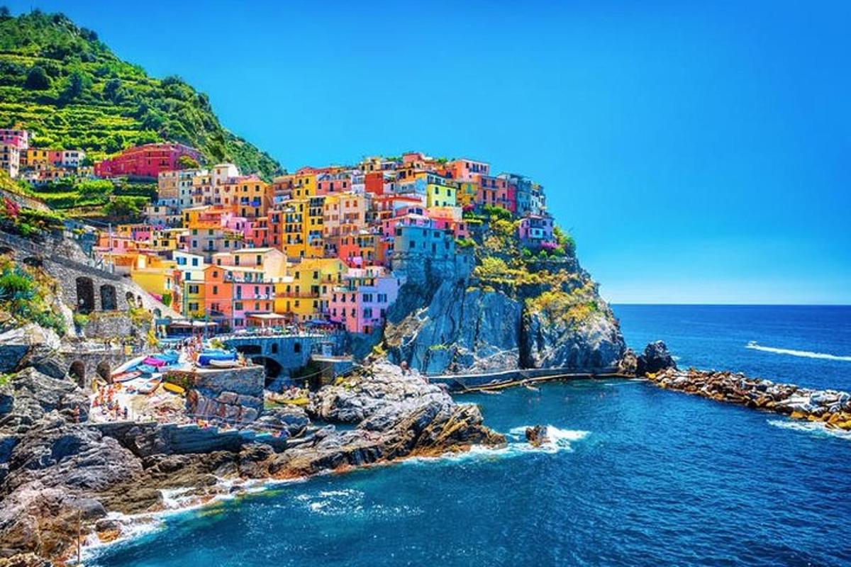 un gruppo di case colorate su una scogliera vicino all'oceano