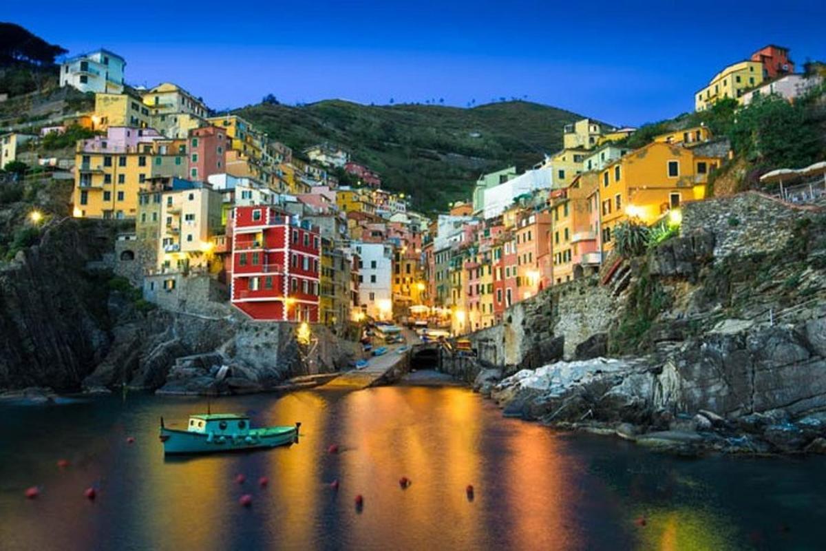 una città con una barca in acqua di notte