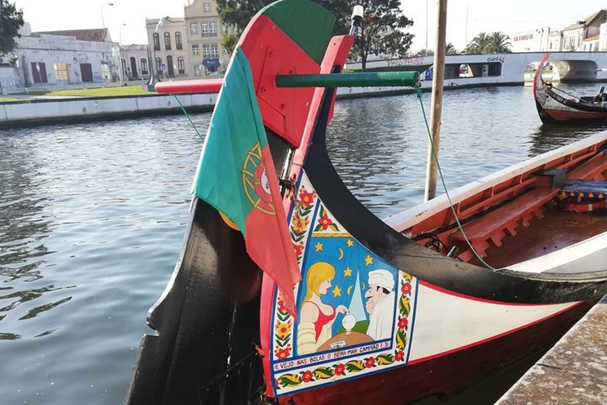 egy hajó, amelynek zászlója van a víz partján