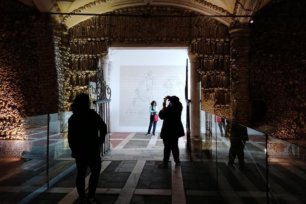 Μια γυναίκα φωτογραφίζει έναν πίνακα σε ένα μουσείο