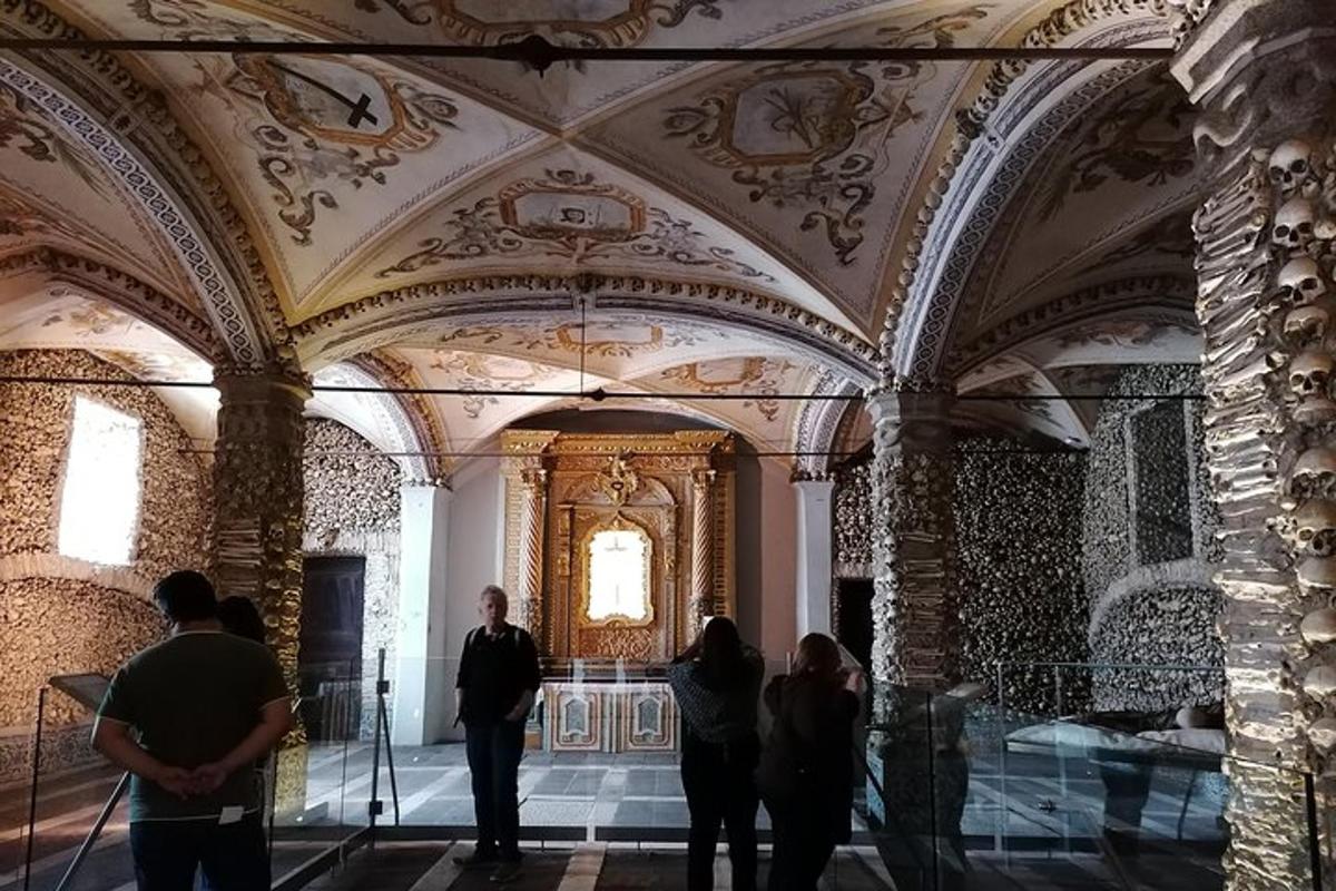 grupė žmonių, stovinčių kambaryje su lubomis