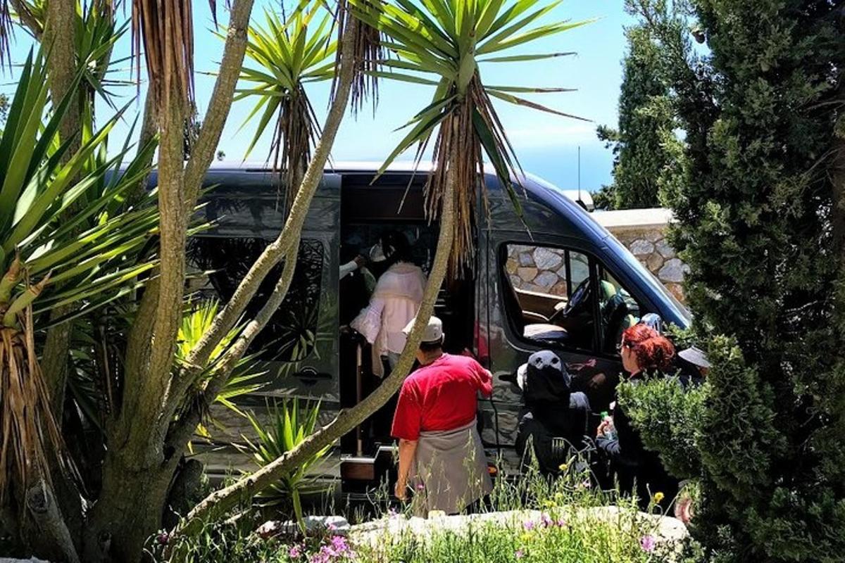 קבוצת אנשים יוצאת מוואן