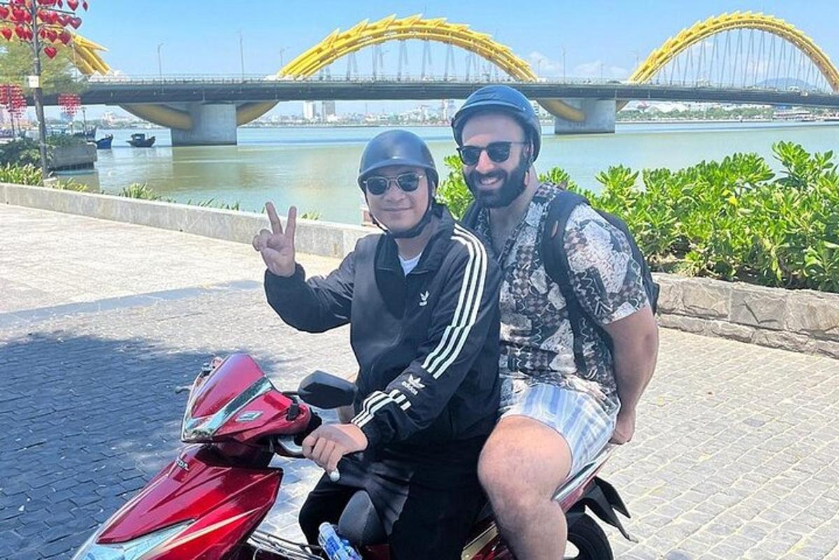 un uomo e un uomo in sella a una motocicletta