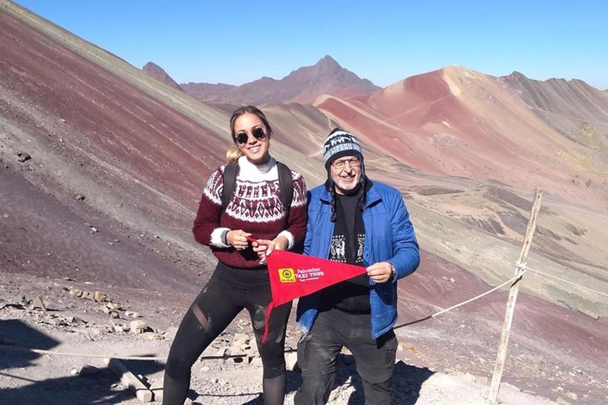 un uomo e una donna che tengono un aquilone su una montagna