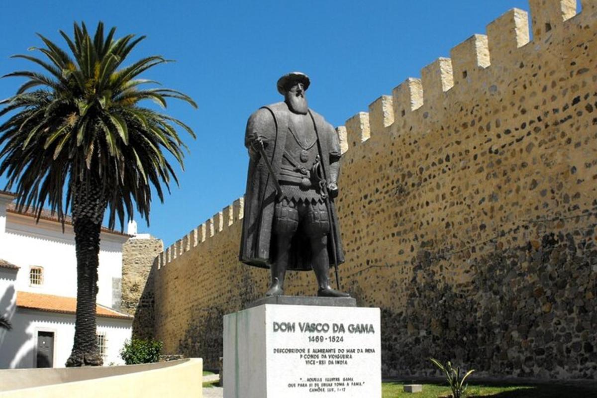una estàtua d'un home dret al costat d'una paret