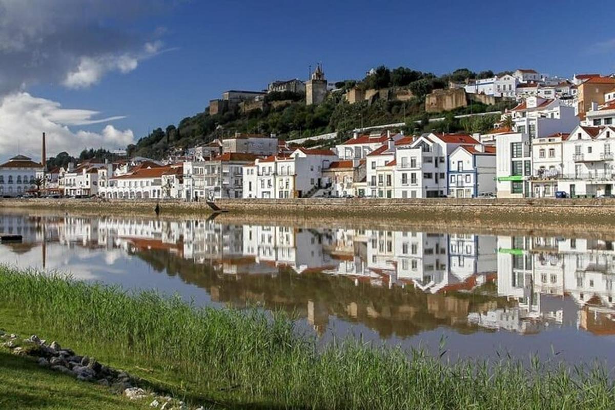 um grupo de edifícios brancos situados ao lado de um corpo d'água