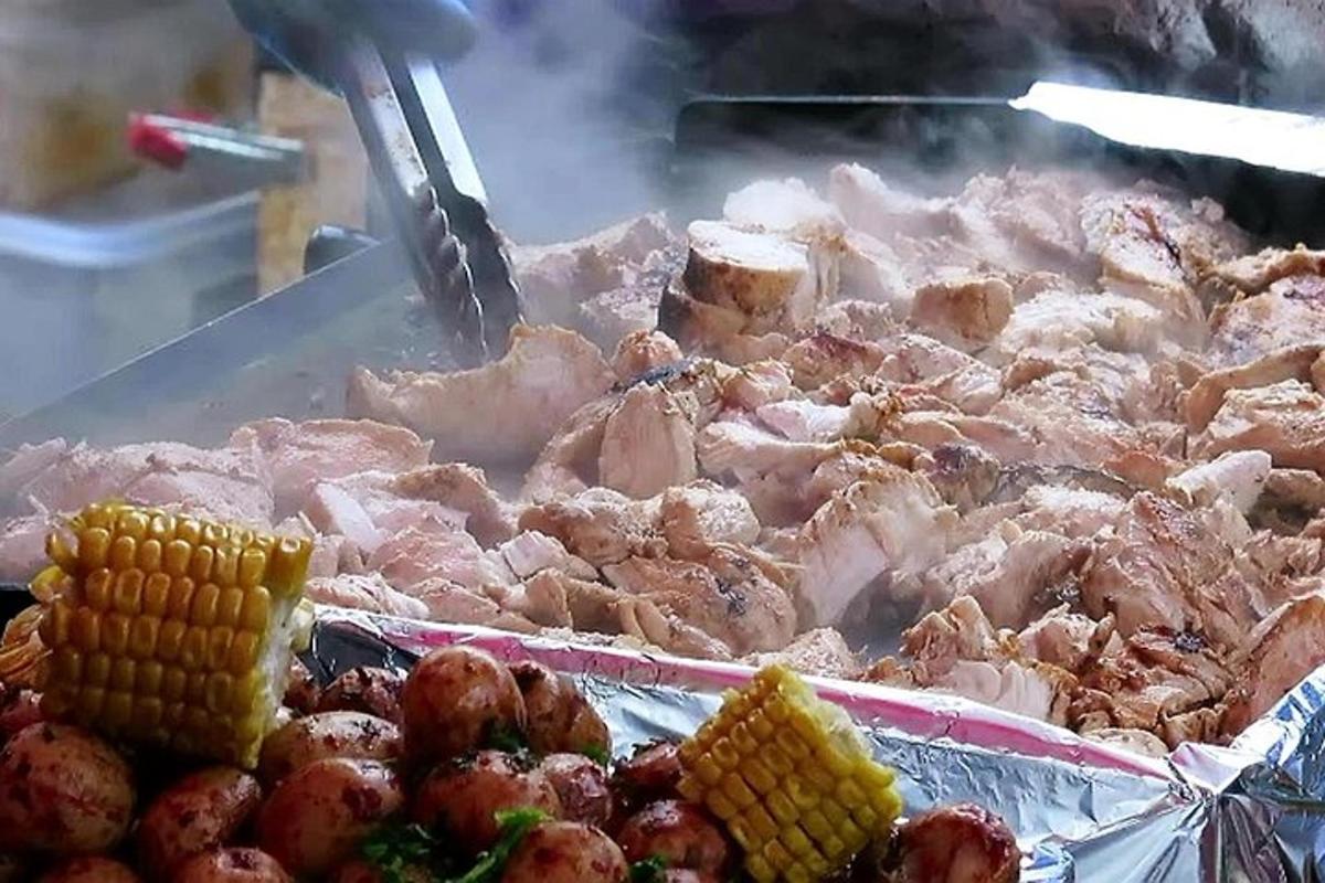 烤架上摆满了肉和玉米棒