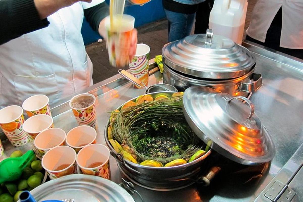 ein Tisch mit einem Buffet mit Speisen und Getränken