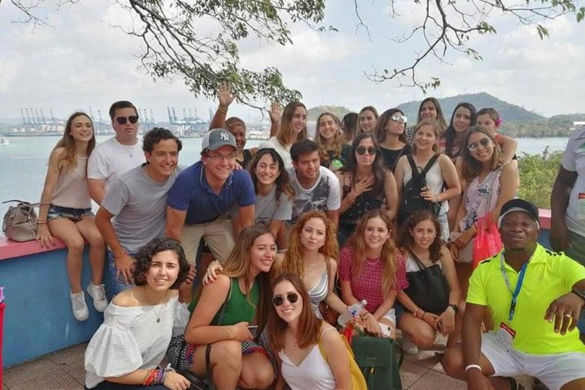 grupp inimesi, kes poseerivad pildi jaoks
