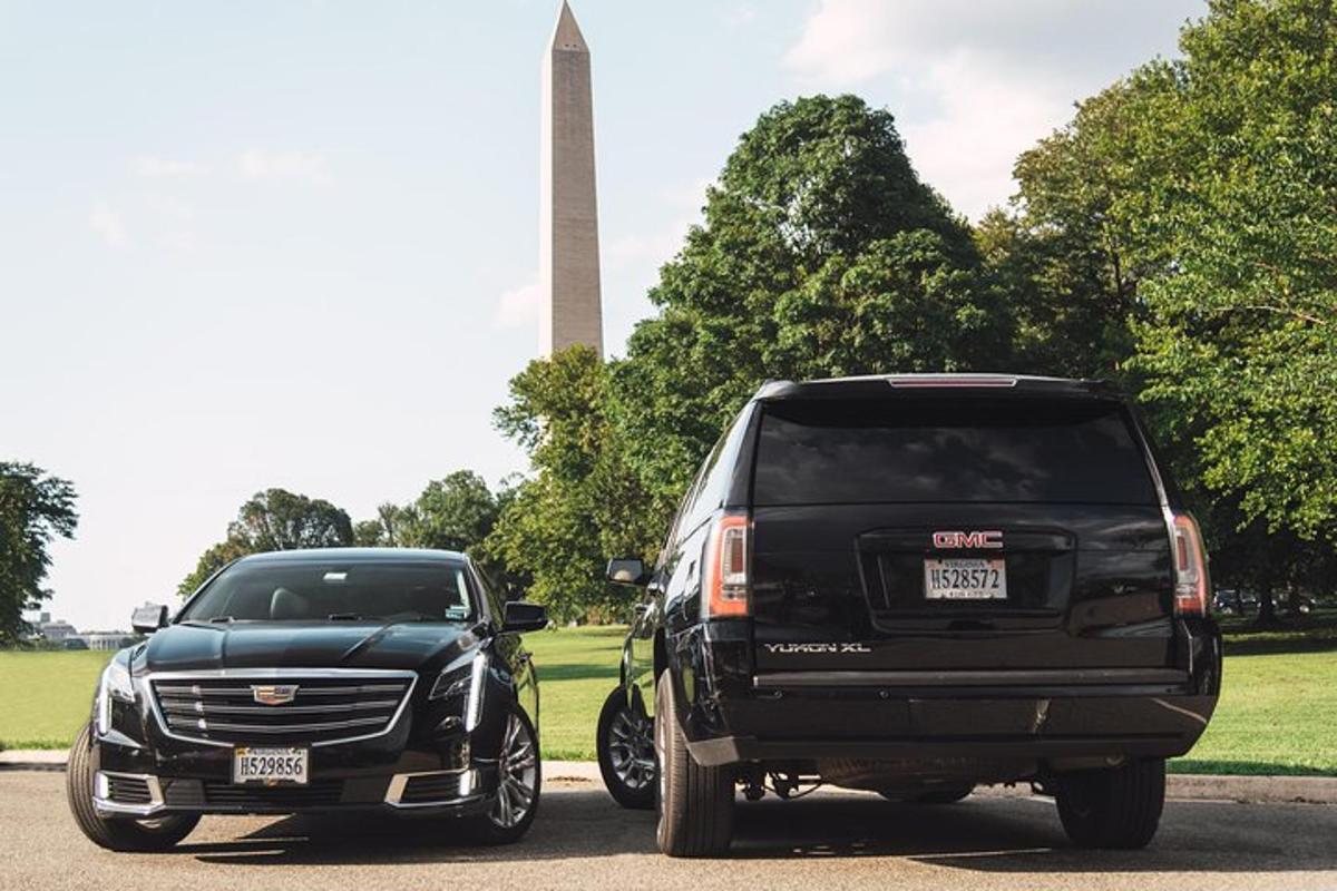 dois caminhões estacionados em frente ao monumento de Washington