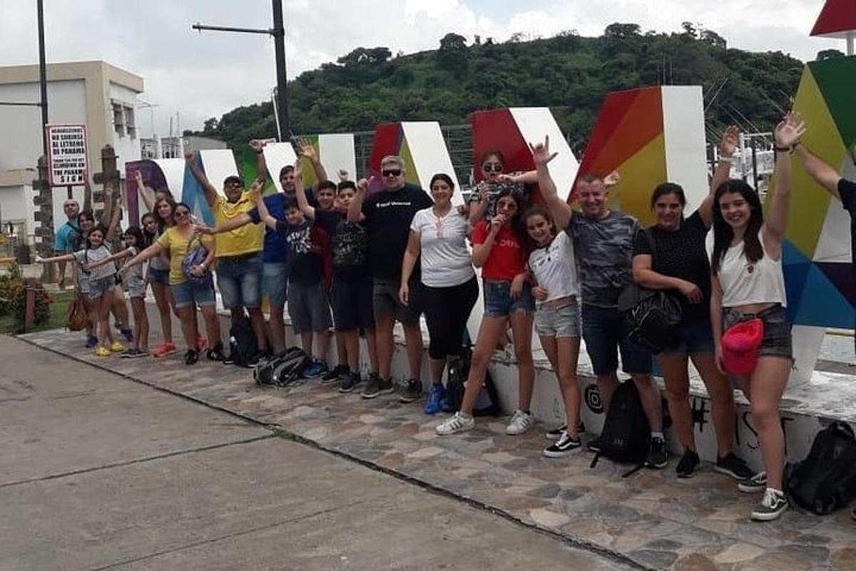 un grup de persones posant per a una foto amb cartells