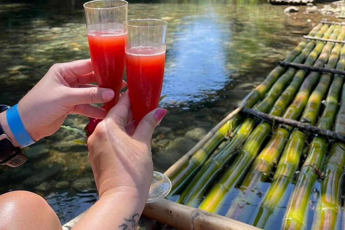una persona che tiene in mano due bicchieri di succo