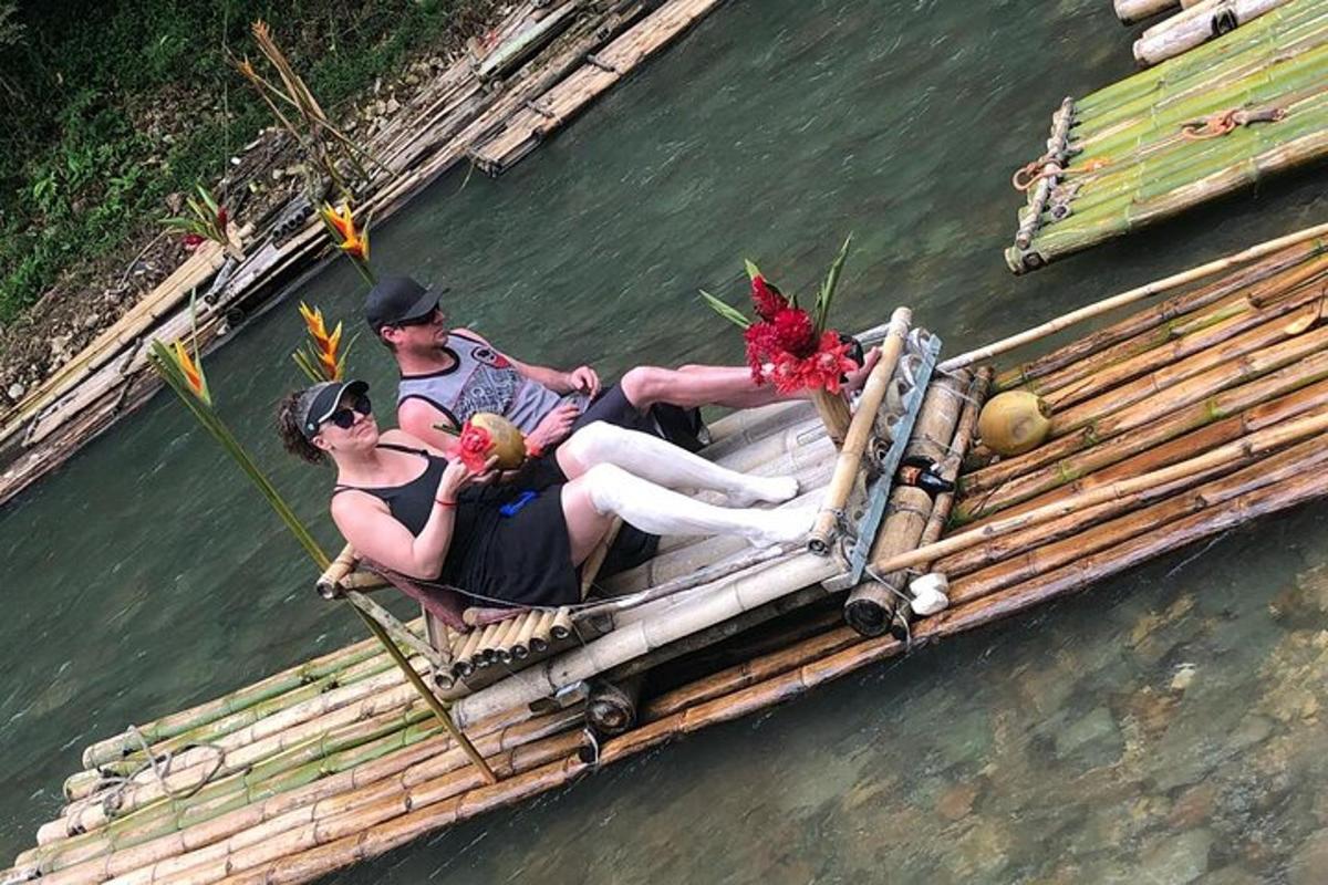 due persone sedute su una zattera di bambù in acqua