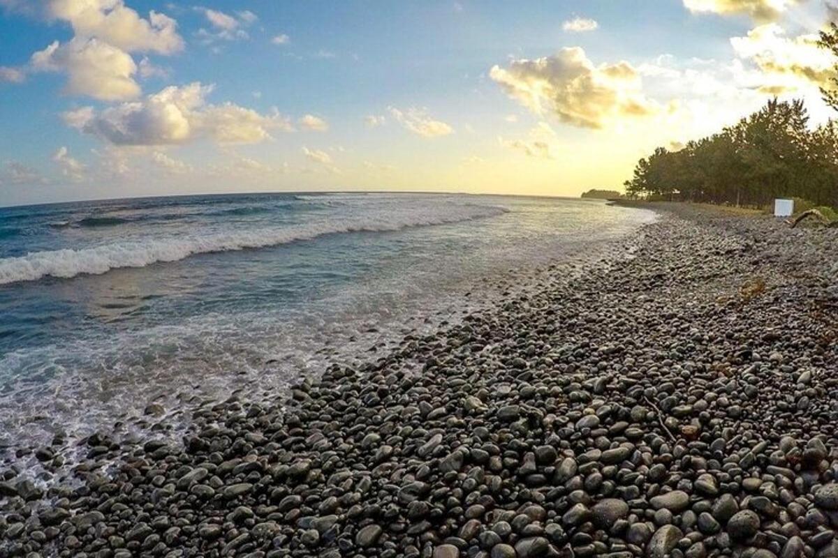 ein Strand voller Felsen und das Meer