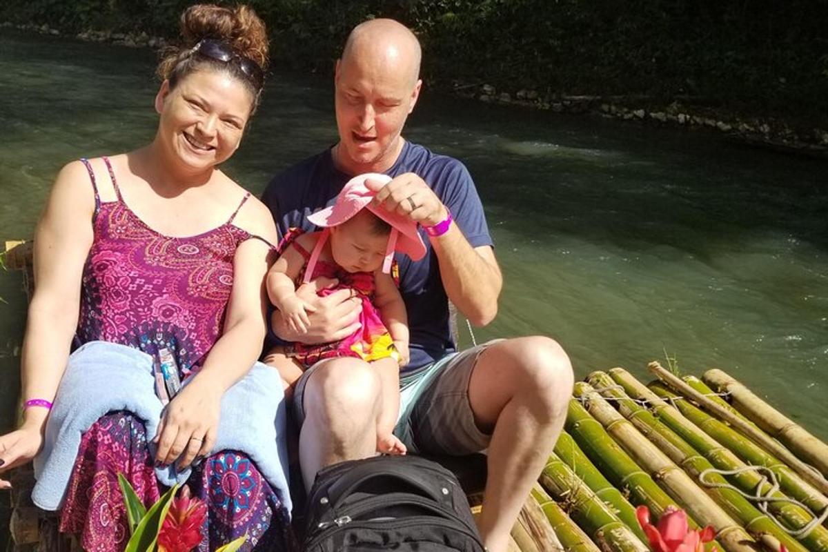 un home, una dona i un nen en una bassa a l'aigua