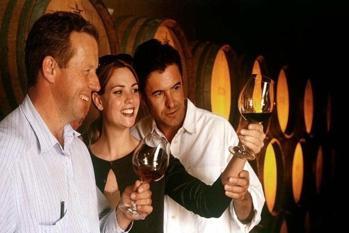 Un grupo de tres personas sosteniendo copas de vino.
