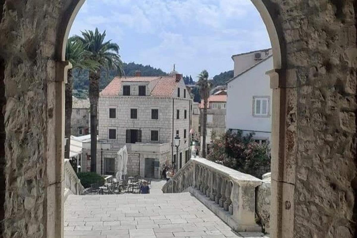 uma vista de uma cidade a partir de um arco de pedra