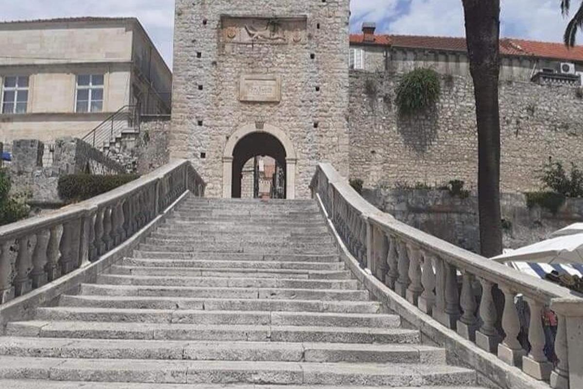 uma escada que leva a um prédio com um castelo