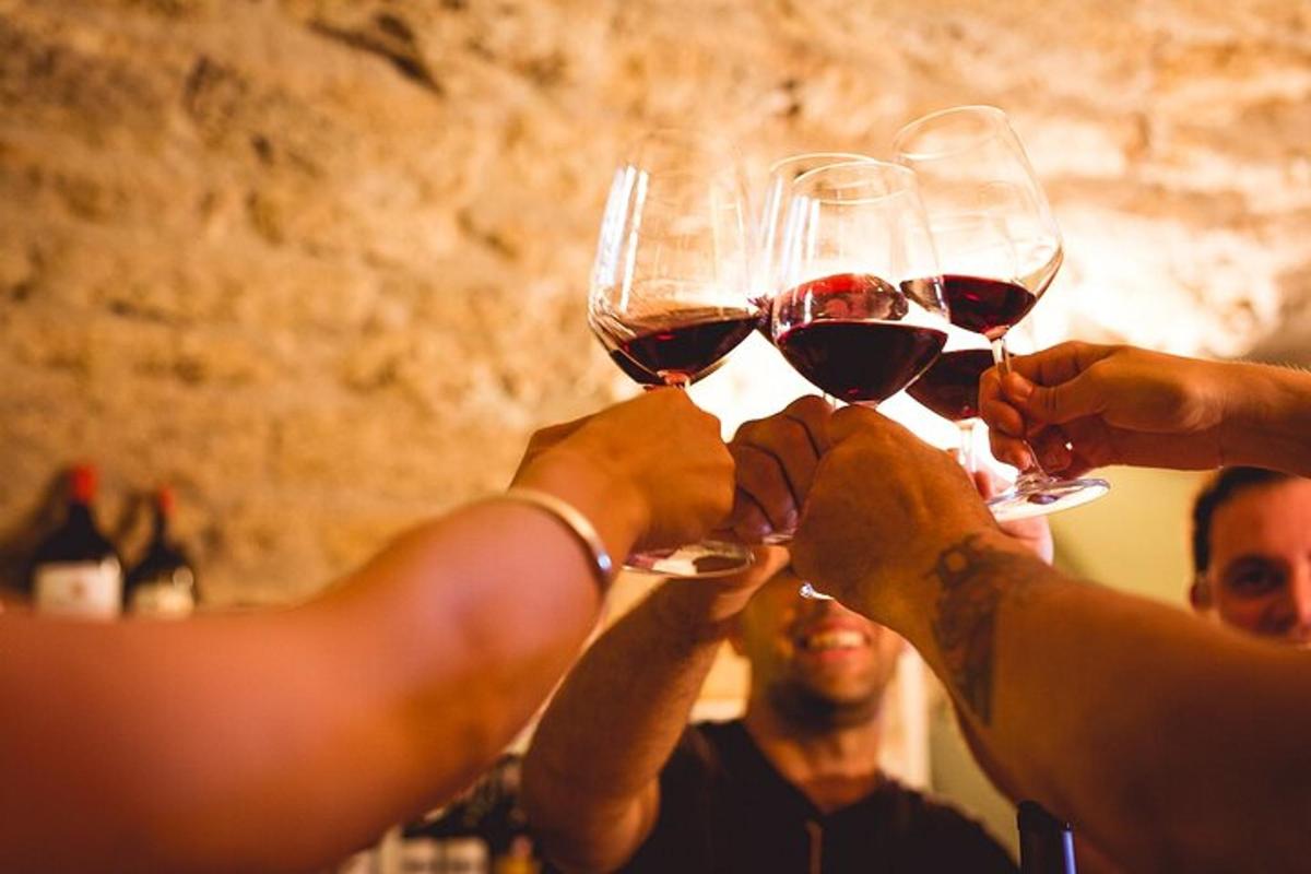 Un grupo de personas sosteniendo copas de vino