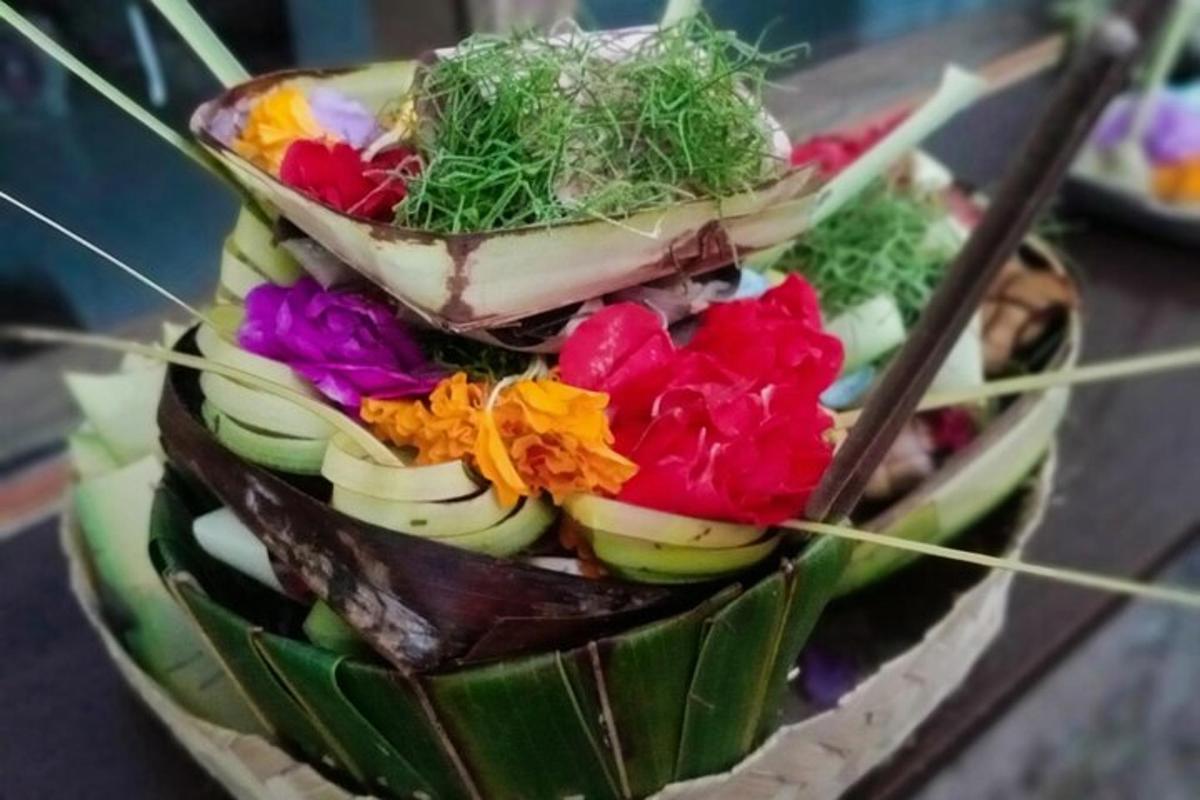 en kake med fargerike blomster på toppen