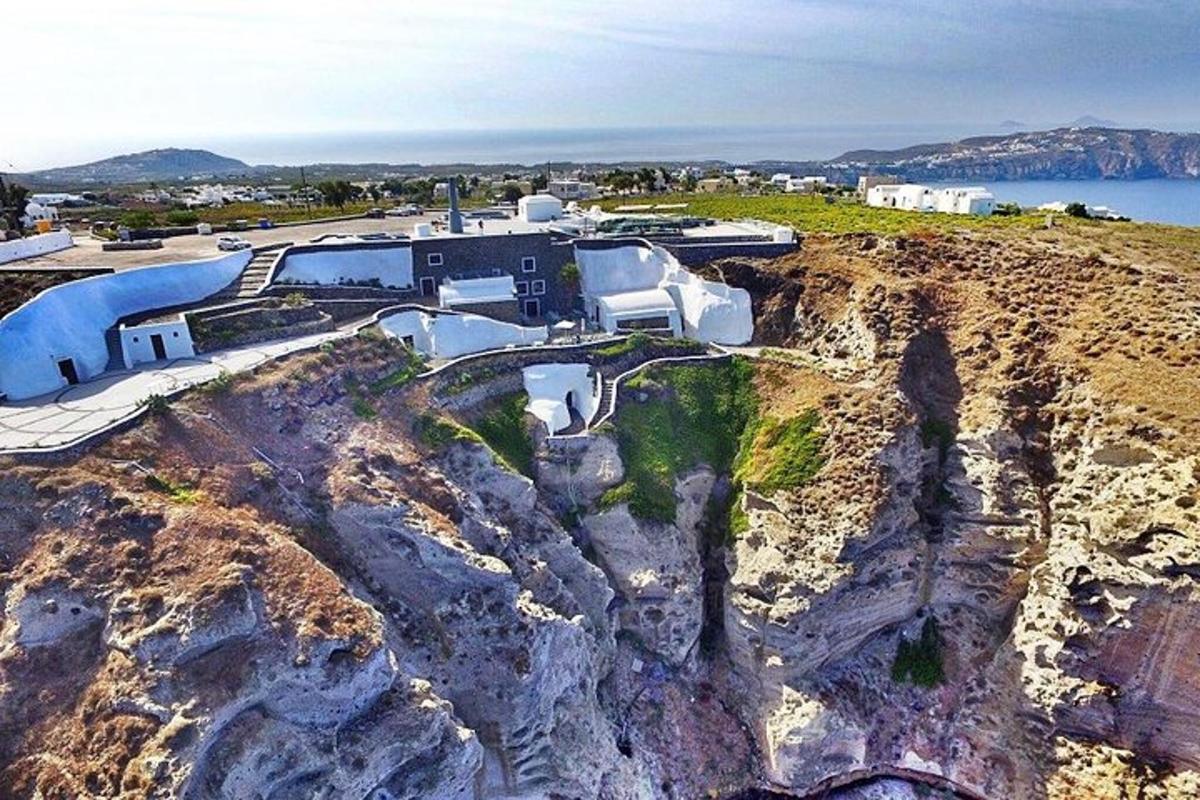 una vista aérea de una casa en un acantilado