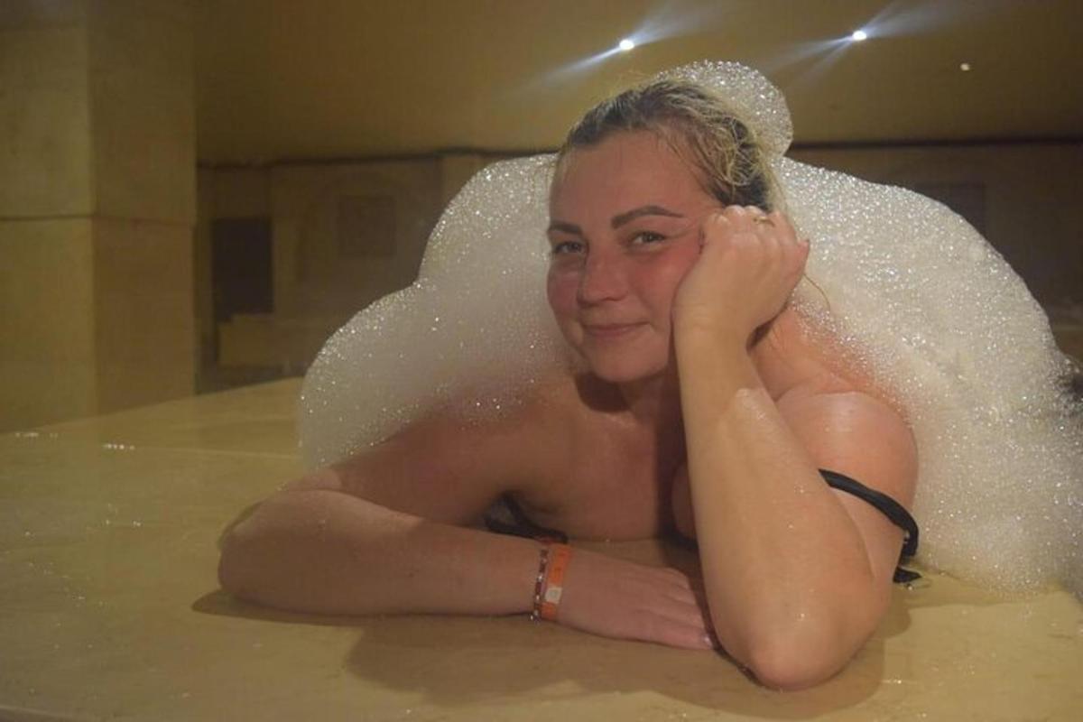 una donna sdraiata in una vasca da bagno