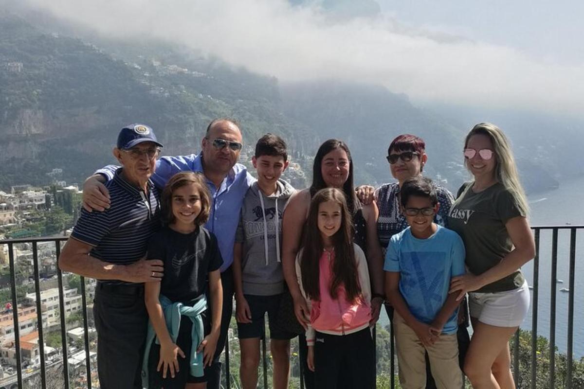 um grupo de pessoas posando para uma foto em uma montanha