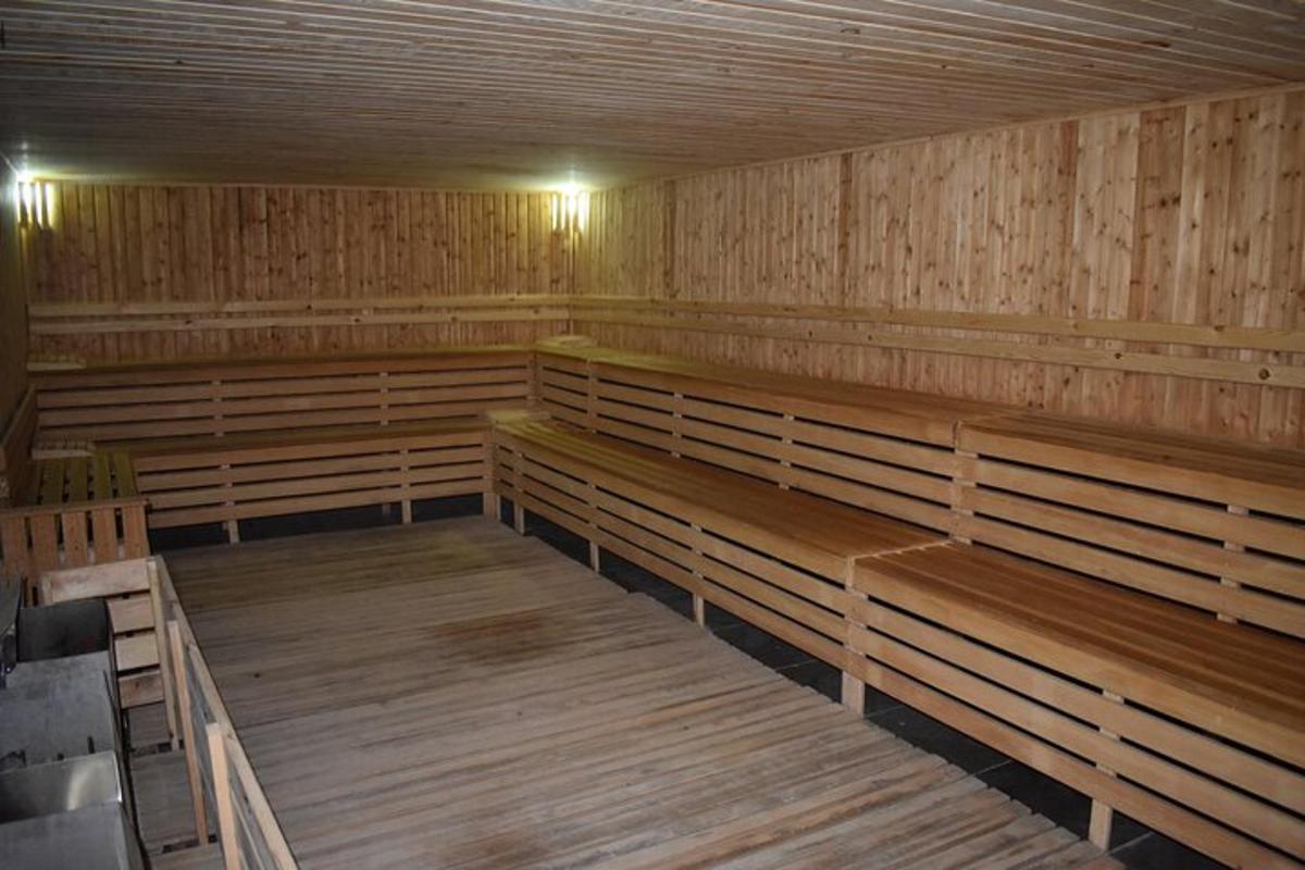 una grande stanza con panche di legno in un edificio