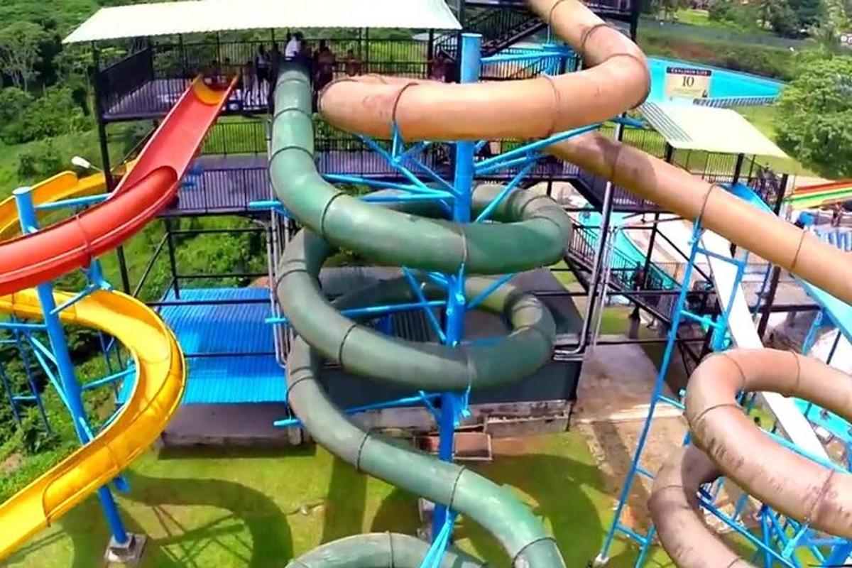 imej gelongsor air di taman air